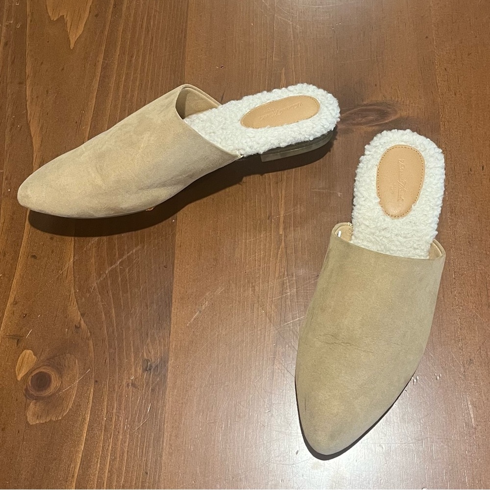Universal Threads Women’s Slip on Neutral Suede and Sherpa Slides Size 8.5